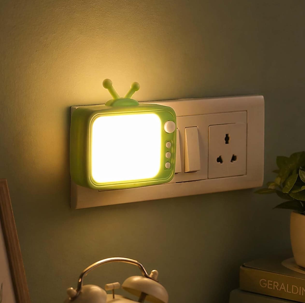 Retro TV Shaped Plug-In LED Night Light, Wall Socket Mini Night Lamp for Kids Bedroom Nursery Decor